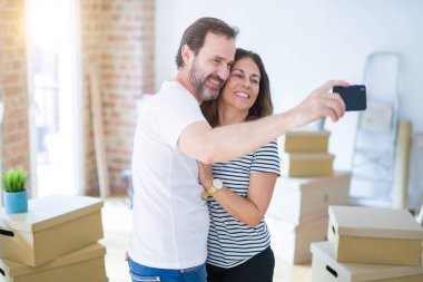 Orta yaş Senior çift yeni bir eve hareket