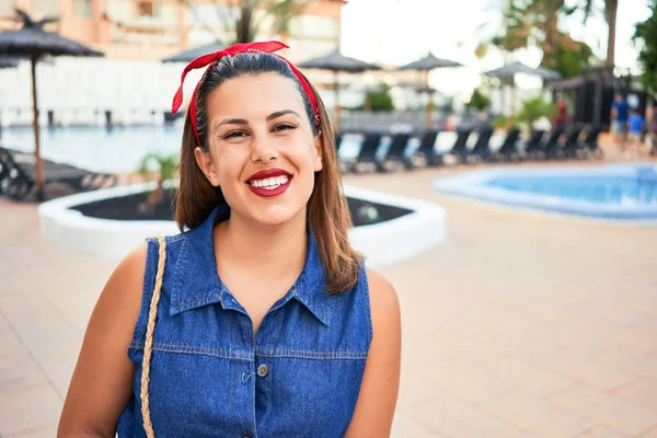 Junge Schöne Frau Lächelt Glücklich Genießen Sonnigen Sommertag Hotel Resort — Stockfoto