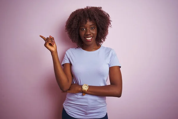 Jonge Afrikaanse Vrouw Met Een Shirt Een Geïsoleerde Roze Achtergrond — Stockfoto