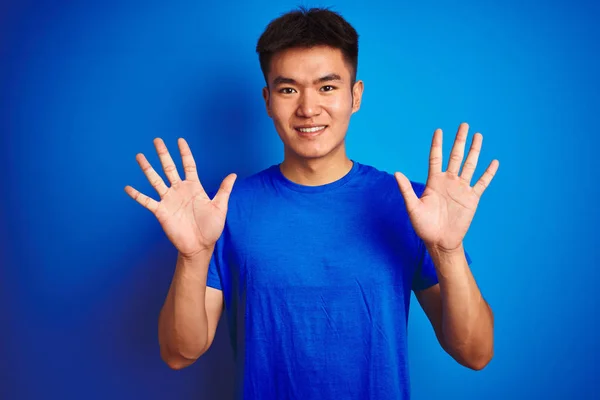 Junger Asiatischer Chinese Shirt Das Vor Isoliertem Blauen Hintergrund Steht — Stockfoto