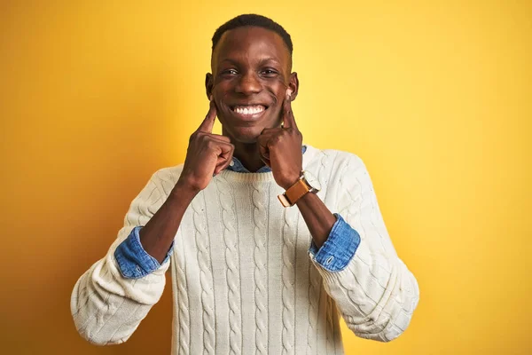 Afro Amerikaanse Man Draagt Denim Shirt Witte Trui Geïsoleerde Gele — Stockfoto