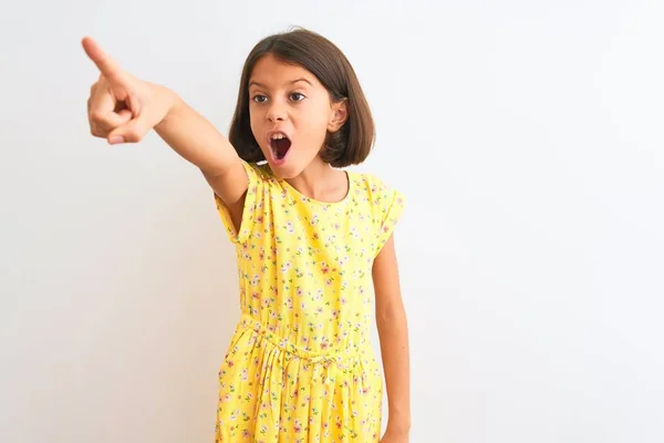 Giovane Bella Bambina Indossa Abito Floreale Giallo Piedi Sfondo Bianco — Foto Stock