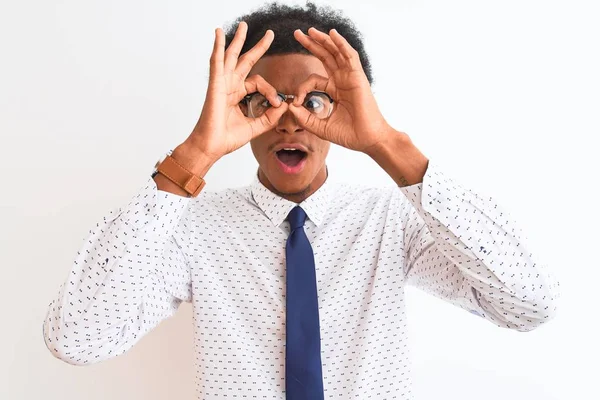 Genç Afro Amerikalı Adamı Kravat Takıyor Gözlük Takıyor Zole Edilmiş — Stok fotoğraf
