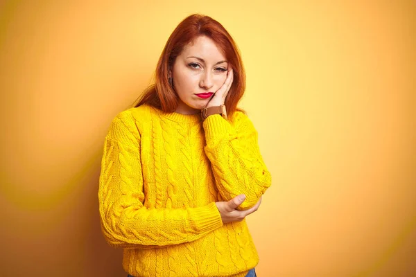 스웨터를 아름다운 여자가 있습니다 피곤해 보이고 우울증 문제가 것처럼 보이는 — 스톡 사진