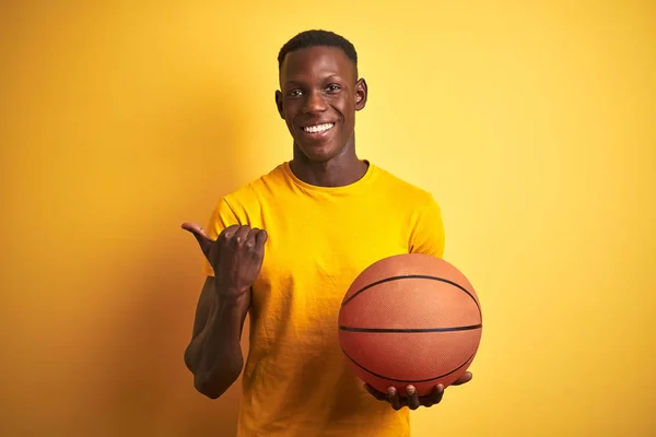 Atleta Afroamericano Hombre Sosteniendo Pelota Baloncesto Pie Sobre Fondo Amarillo —  Fotos de Stock