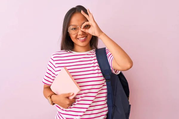 Cinese Studente Donna Indossare Occhiali Zaino Tenendo Libro Isolato Rosa — Foto Stock