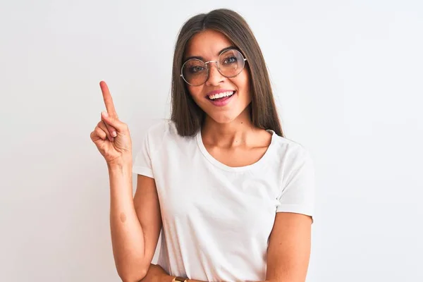Jovem Mulher Bonita Vestindo Camiseta Casual Óculos Sobre Fundo Branco — Fotografia de Stock