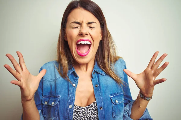 Junge Schöne Frau Die Vor Isoliertem Hintergrund Steht Und Verrückt — Stockfoto