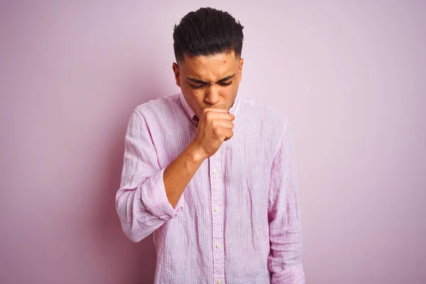 Jonge Braziliaanse Man Met Een Shirt Een Geïsoleerde Roze Achtergrond — Stockfoto