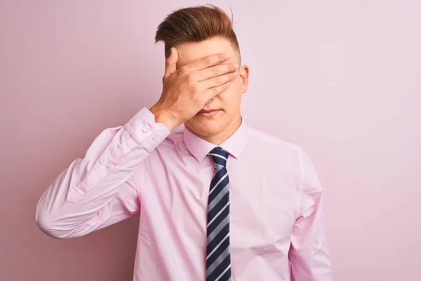 Młody Przystojny Biznesmen Ubrany Koszulę Krawat Stojący Nad Odizolowanym Różowym — Zdjęcie stockowe
