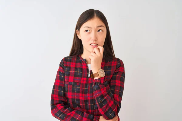 Jonge Chinese Vrouw Draagt Casual Jas Staan Geïsoleerde Witte Achtergrond — Stockfoto