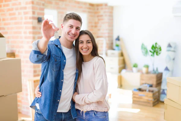 Bonito Jovem Casal Abraçando Amor Mostrando Chaves Nova Casa Movendo — Fotografia de Stock