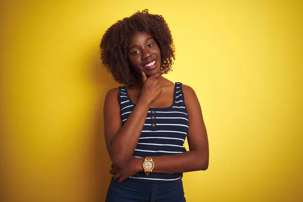 Junge Afrikanische Afro Frau Gestreiftem Shirt Vor Isoliertem Gelben Hintergrund — Stockfoto