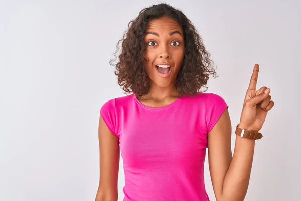 Jovem Brasileira Vestindo Camiseta Rosa Sobre Fundo Branco Isolado Apontando — Fotografia de Stock