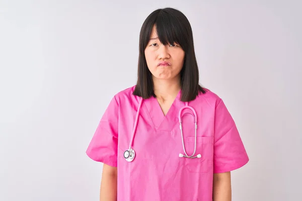 Молодая Красивая Китайская Медсестра Носящая Стетоскоп Изолированном Белом Фоне Подавлена — стоковое фото