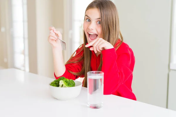 Hermosa Niña Comiendo Brócoli Fresco Beber Agua Muy Feliz Señalando — Foto de Stock