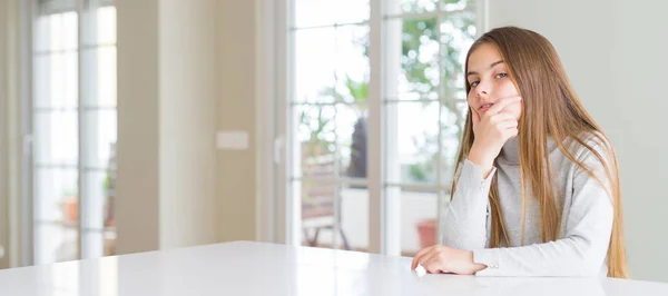 Imagem Ângulo Largo Belo Garoto Menina Vestindo Camisola Casual Olhando — Fotografia de Stock