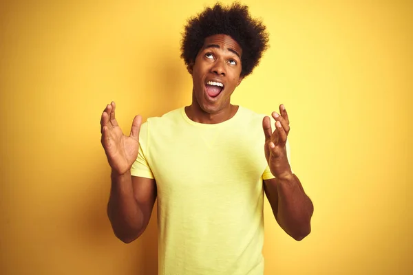 Afro Amerikaanse Man Met Afro Haar Shirt Geïsoleerde Gele Achtergrond — Stockfoto