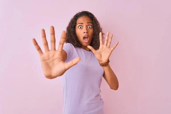 Jeune Femme Brésilienne Portant Shirt Debout Sur Fond Rose Isolé — Photo