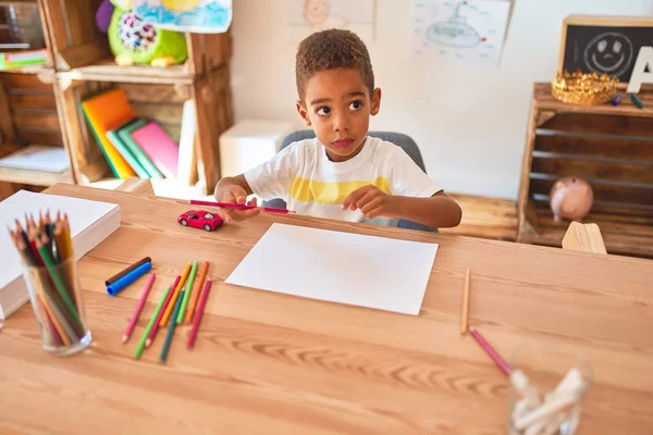 Hermoso Niño Afroamericano Sentado Dibujo Usando Papel Lápices Escritorio Jardín — Foto de Stock