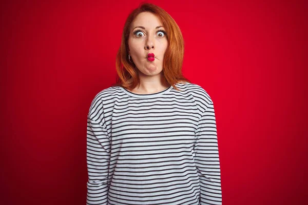 Mulher Ruiva Jovem Vestindo Tiras Camisa Marinha Sobre Fundo Vermelho — Fotografia de Stock