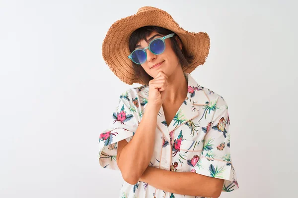 Kvinna Semester Bär Sommar Hatt Skjorta Och Solglasögon Över Isolerad — Stockfoto