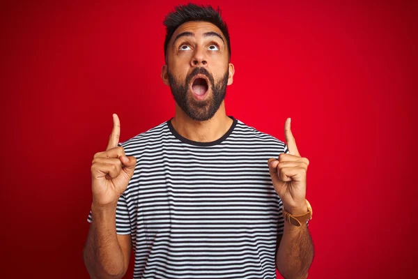 Junger Gutaussehender Indischer Mann Marinestreifem Shirt Über Isoliertem Rotem Hintergrund — Stockfoto
