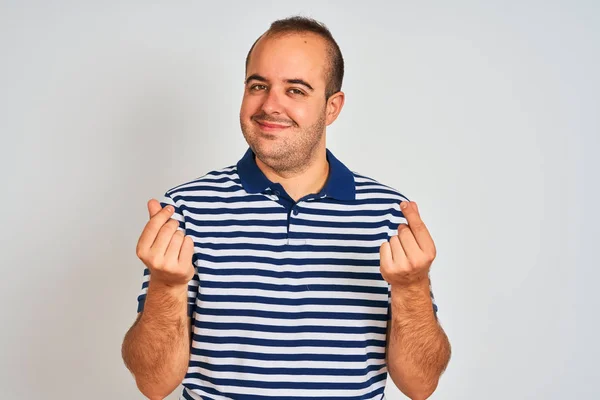 Jovem Vestindo Pólo Listrado Casual Sobre Fundo Branco Isolado Fazendo — Fotografia de Stock