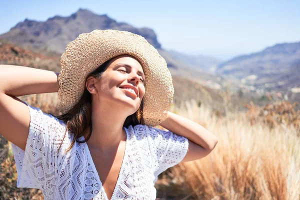 Jeune Belle Femme Profitant Vacances Été Sur Paysage Montagne Voyageur — Photo