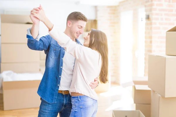 Belo Jovem Casal Divertindo Dançando Novo Apartamento Comemorando Mudança Para — Fotografia de Stock