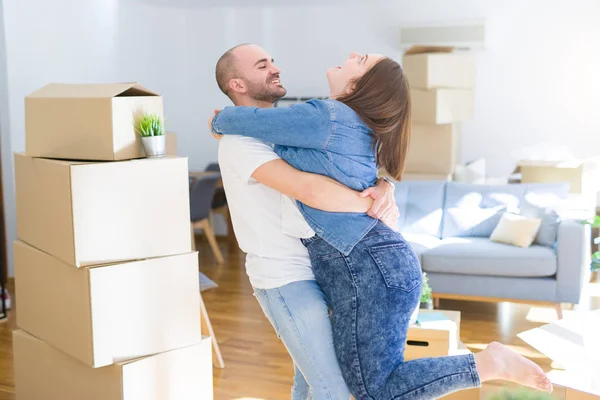 Junges Paar Umarmt Sich Verliebt Kartons Neuen Zuhause Und Feiert — Stockfoto