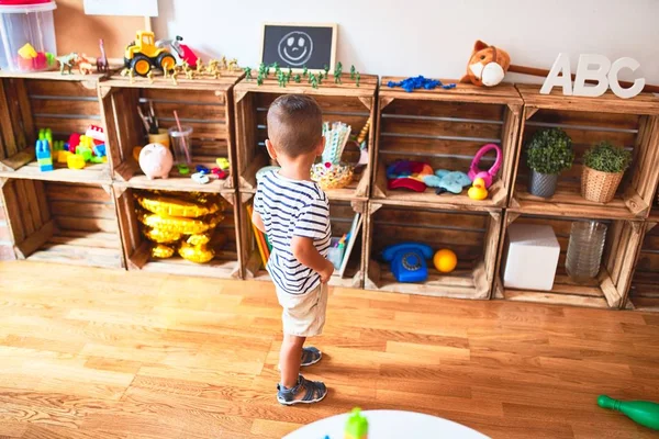 Bellissimo Bambino Ragazzo Piedi All Asilo Con Sacco Giocattoli — Foto Stock