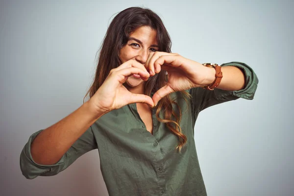 Jonge Mooie Vrouw Draagt Groene Shirt Staan Grijs Geïsoleerde Achtergrond — Stockfoto