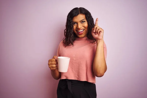 Transexual Transexual Mujer Bebiendo Taza Café Sobre Aislado Rosa Fondo — Foto de Stock