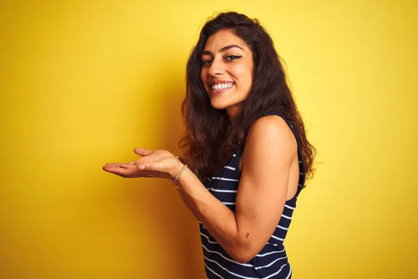 Jonge Mooie Vrouw Draagt Gestreepte Shirt Staan Geïsoleerde Gele Achtergrond — Stockfoto