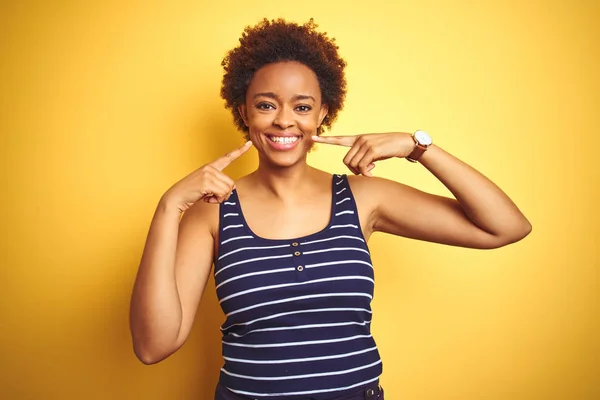 Beauitul Afrikansk Amerikansk Kvinna Bär Sommar Shirt Över Isolerade Gul — Stockfoto