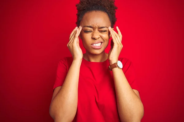 Joven Mujer Afroamericana Hermosa Con Pelo Afro Sobre Fondo Rojo — Foto de Stock