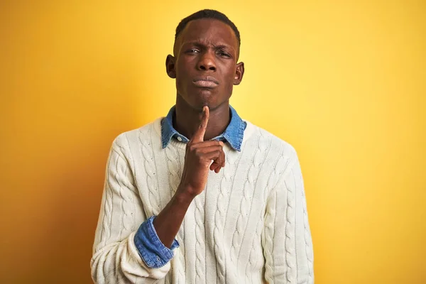 Африканский Американец Джинсовой Рубашке Белом Свитере Изолированном Желтом Фоне Думал — стоковое фото
