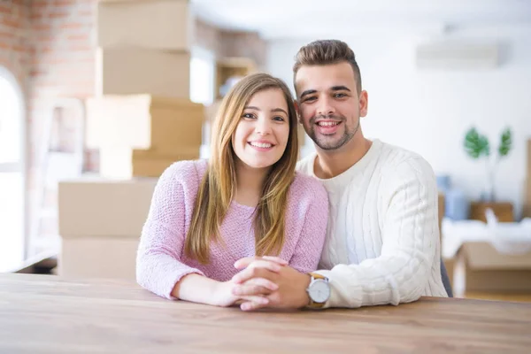 Junges Schönes Paar Das Hause Auf Dem Tisch Sitzt Und — Stockfoto