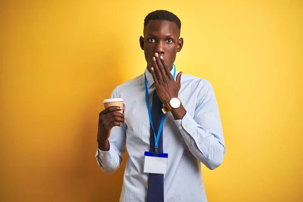 Hombre Negocios Afroamericano Usando Bebiendo Café Sobre Aislado Fondo Amarillo —  Fotos de Stock