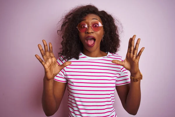 Junge Afrikanisch Amerikanische Frau Mit Shirt Und Sonnenbrille Über Isoliertem — Stockfoto