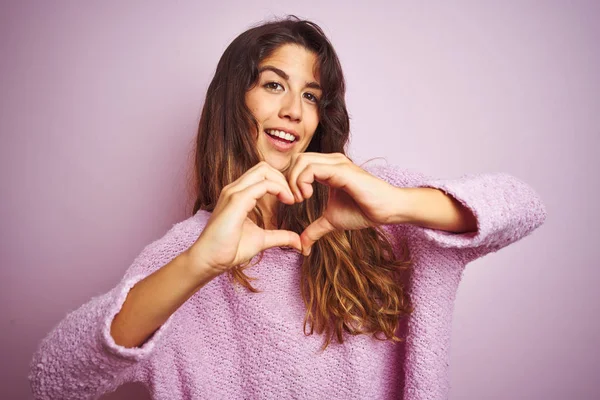 Jonge Mooie Vrouw Dragen Trui Staan Roze Geïsoleerde Achtergrond Glimlachen — Stockfoto