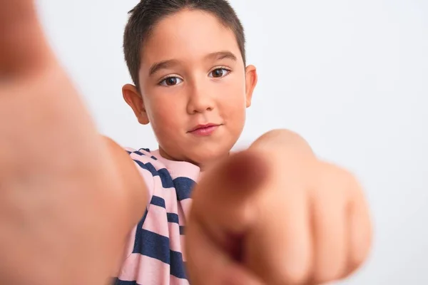 Menino Bonito Vestindo Camiseta Listrada Casual Fazer Selfie Sobre Fundo — Fotografia de Stock