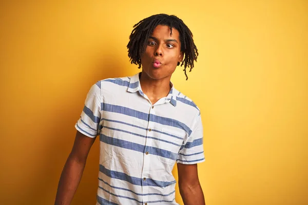 Homem Afro Americano Com Dreadlocks Vestindo Camisa Listrada Sobre Fundo — Fotografia de Stock