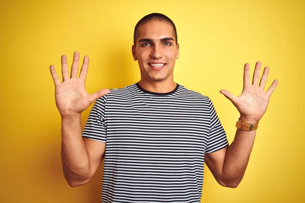 Jovem Bonito Homem Vestindo Listrado Shirt Sobre Amarelo Isolado Fundo — Fotografia de Stock