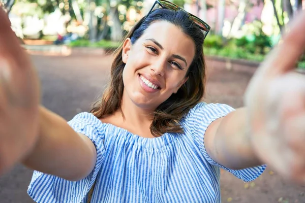 Jonge Mooie Vrouw Glimlachend Gelukkig Vrolijk Groen Park Het Nemen — Stockfoto