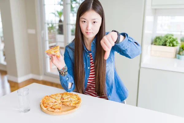 Piękna Azjatka Jedząca Kawałek Pizzy Serowej Gniewną Twarzą Negatywny Znak — Zdjęcie stockowe