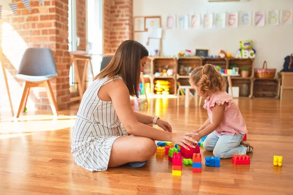 Belle Enseignante Petite Fille Blonde Construisant Tour Utilisant Des Blocs — Photo