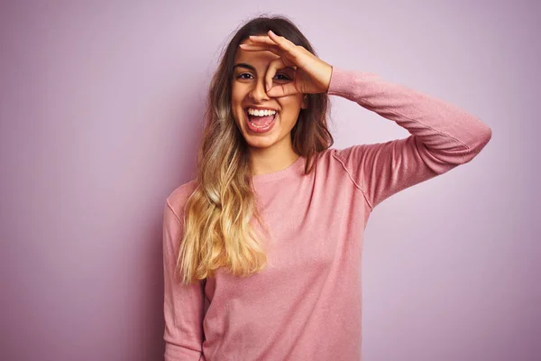 Giovane Bella Donna Indossa Maglione Sfondo Rosa Isolato Facendo Gesto — Foto Stock