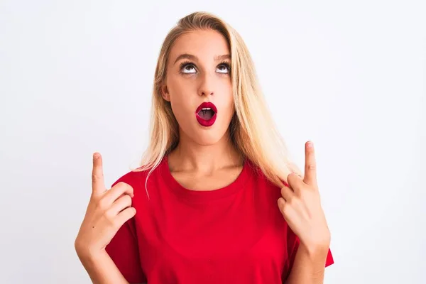 Jonge Mooie Vrouw Draagt Rode Casual Shirt Staan Geïsoleerde Witte — Stockfoto